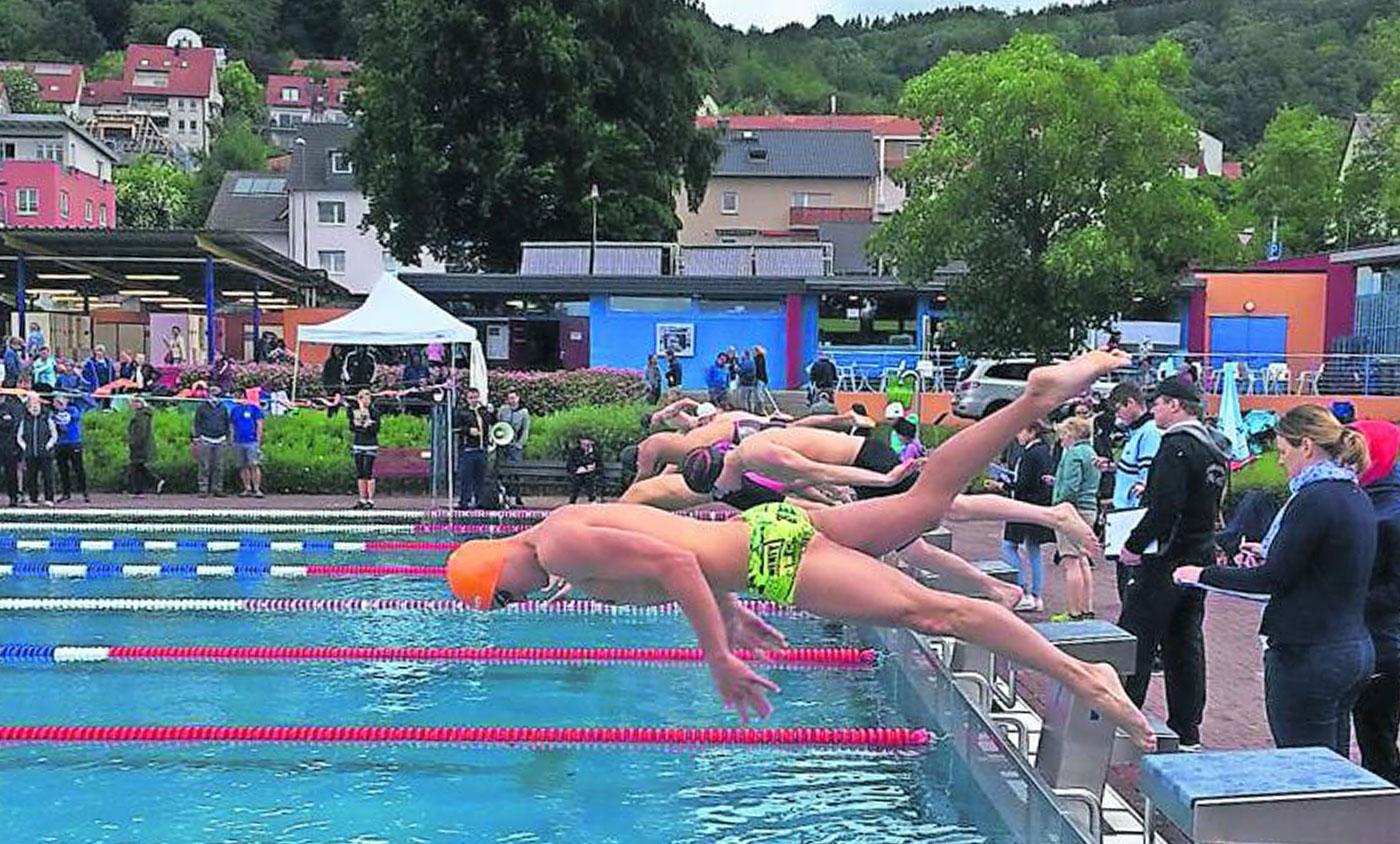 Rund 200 Schwimmer aus 13 Vereinen