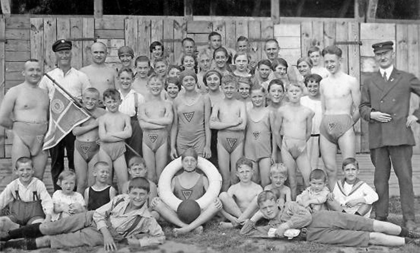 Stolz präsentieren sich die Mitglieder des neuen Schwimmvereins im städtischen Kinzigbad.