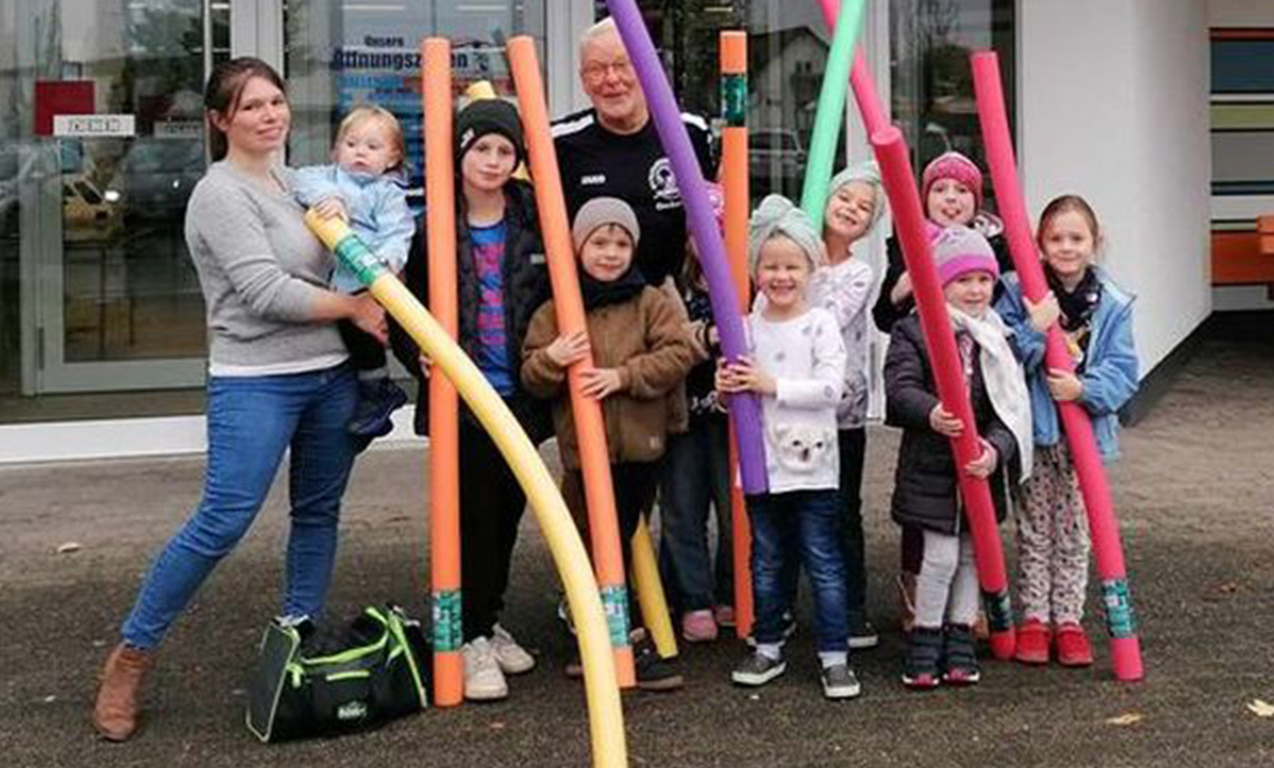 Foodsharing übergibt Poolnudeln an Schwimmverein