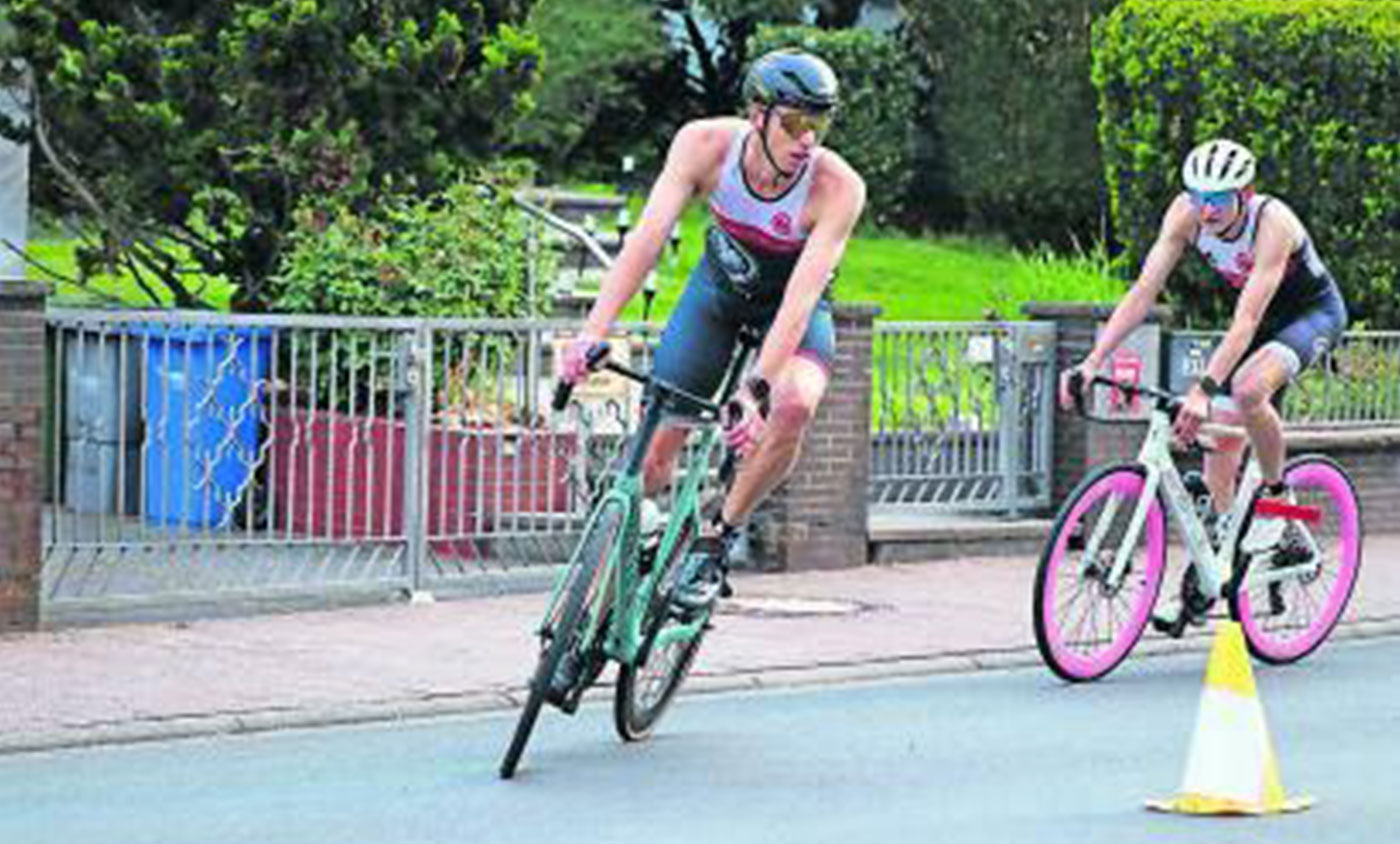 Zwei Triathleten von Eintracht Frankfurt am Wendepunkt der Radstrecke.
