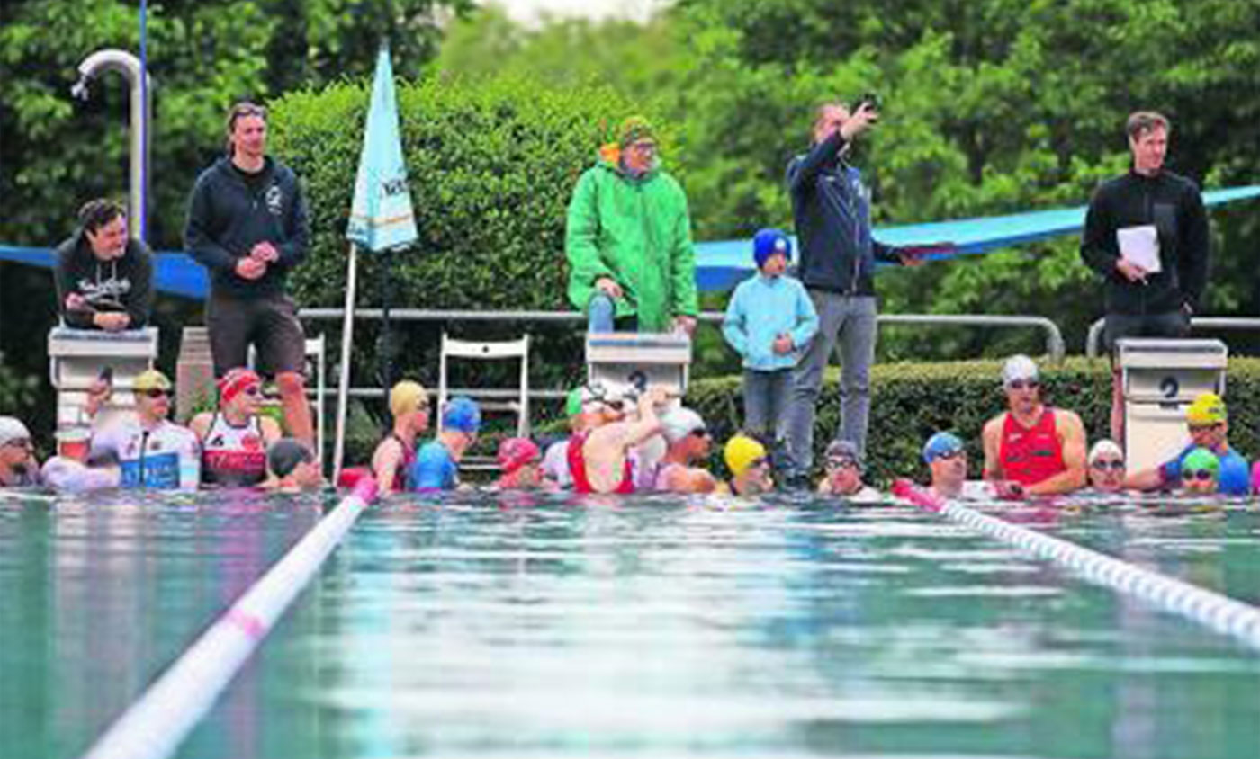 Auf los geht’s los! Die Teilnehmer vor dem Schwimm-Start.